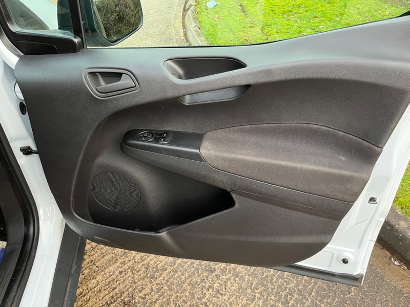 FORD TRANSIT COURIER